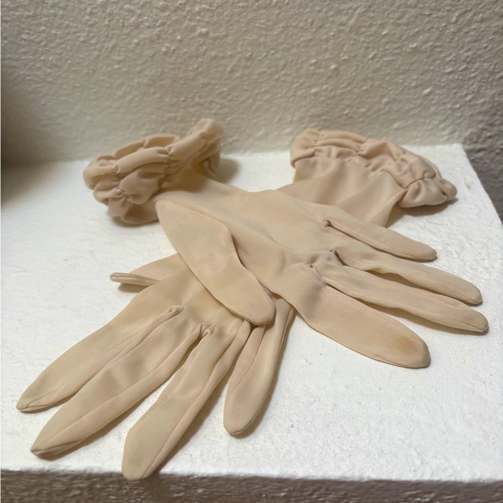 Vintage Women’s Lightweight Beige Nylon Gloves with Ruched Cuffs